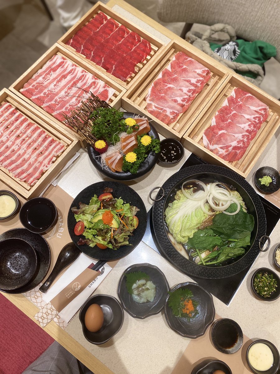 soundkaoreview's tweet image. บุฟเฟ่ชาบูร้าน Katei Shabu ที่สาขา ICS ดีมากแบบตะโกนนนนน! แก เมนูเค้าเยอะมากเว่อนะ มีทั้งหมู ทั้งเนื้อ แซลม่อน เทมปุระ เราเลือกคอร์สถูกสุด ถ้าNet แล้วประมาณ 800 แต่เค้ามีโปรลด 10% อยู่ถึงสิงหา 66 ตกประมาณ 700 นิดๆ แต่บอกเลยแค่กินเนื้อกับปลาดิบก็คุ้มแล้วปะ! #อร่อยบอกต่อ @aroii