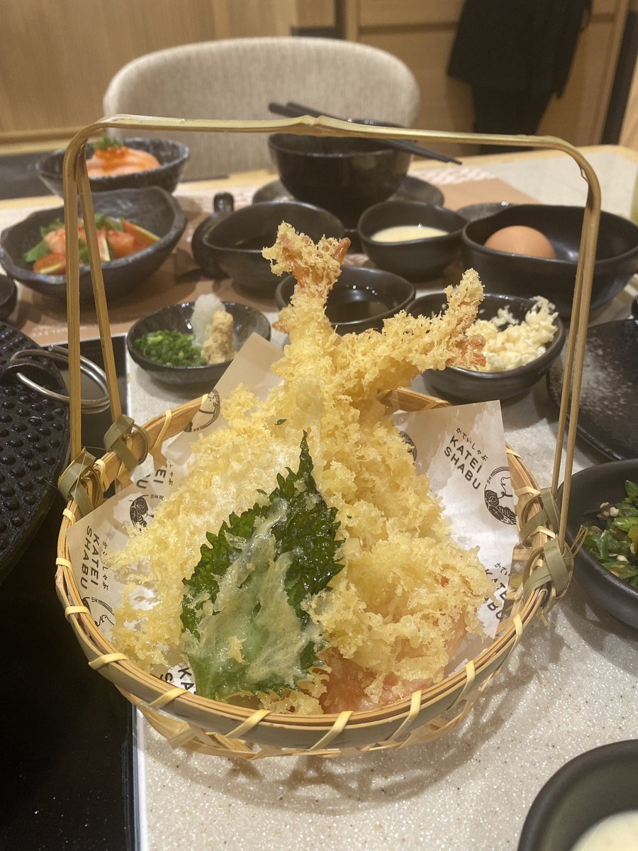 soundkaoreview's tweet image. บุฟเฟ่ชาบูร้าน Katei Shabu ที่สาขา ICS ดีมากแบบตะโกนนนนน! แก เมนูเค้าเยอะมากเว่อนะ มีทั้งหมู ทั้งเนื้อ แซลม่อน เทมปุระ เราเลือกคอร์สถูกสุด ถ้าNet แล้วประมาณ 800 แต่เค้ามีโปรลด 10% อยู่ถึงสิงหา 66 ตกประมาณ 700 นิดๆ แต่บอกเลยแค่กินเนื้อกับปลาดิบก็คุ้มแล้วปะ! #อร่อยบอกต่อ @aroii