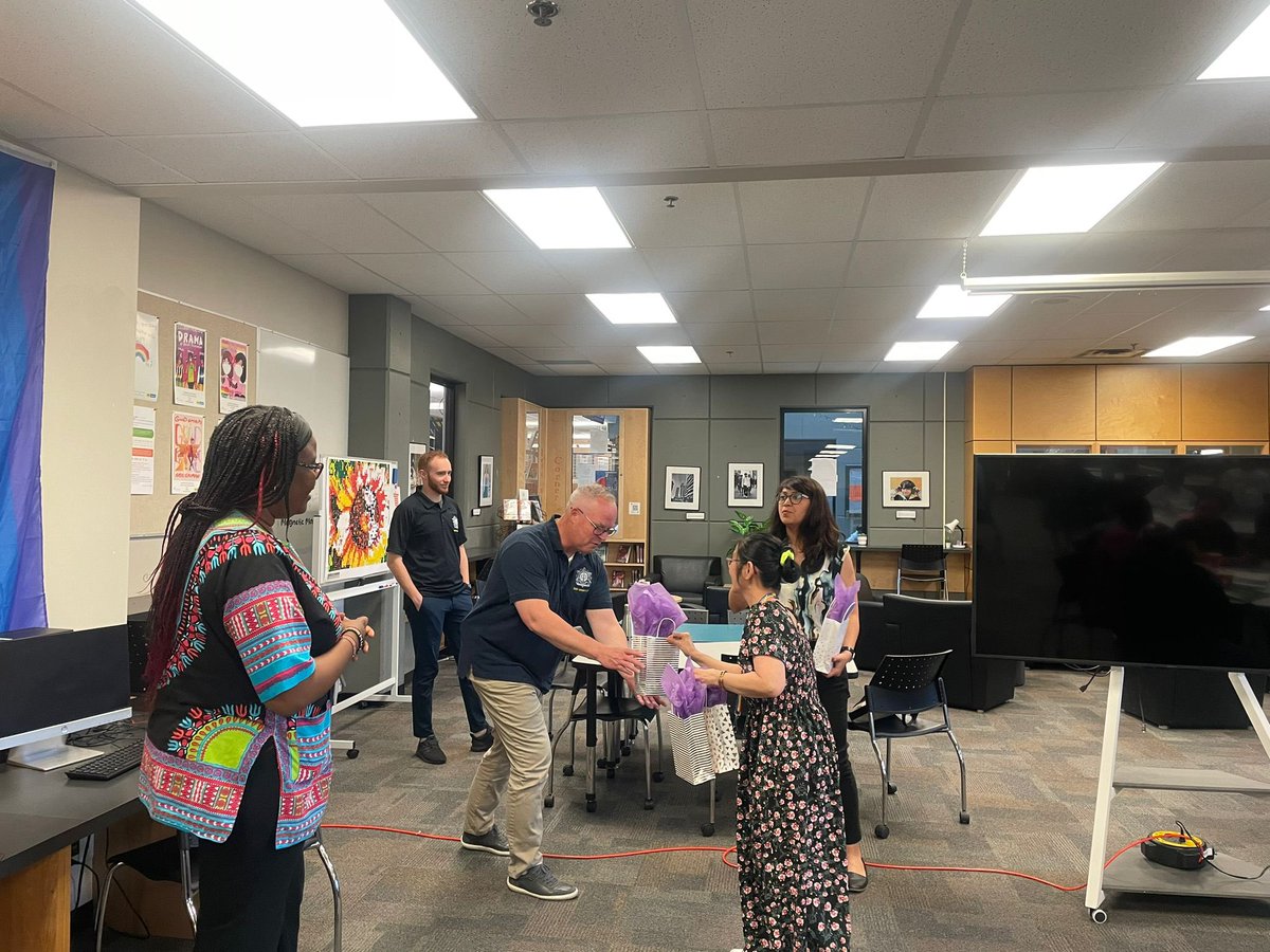 WelcomeSchools's tweet image. Our Welcome Centre &amp;amp; @CityofSurrey cofacilitated Empower Surrey Workshop this week @KwantlenS. Parents learnt about issues youth face everyday in our community &amp;amp; received tips &amp;amp; tools to start early conversations with their child, as well as resources offered throughout Surrey.