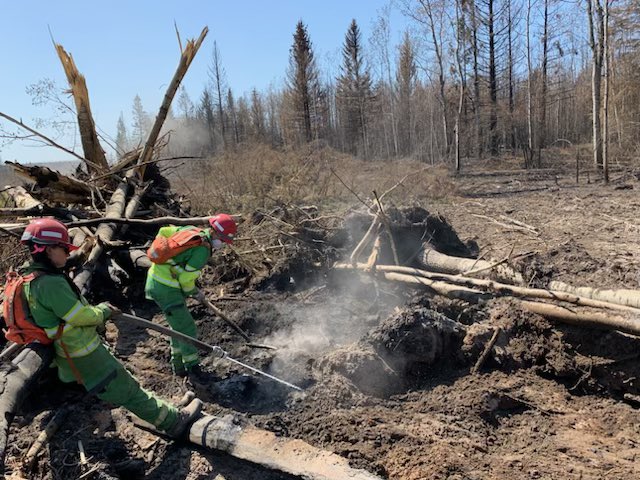 Some of the work our people are doing in Alberta rolling their sleeves up and getting down to suppressing the mega fires in Canada with more than 1Mil Ha burnt so early into their summer. @DEECA_Vic @CFA_Updates