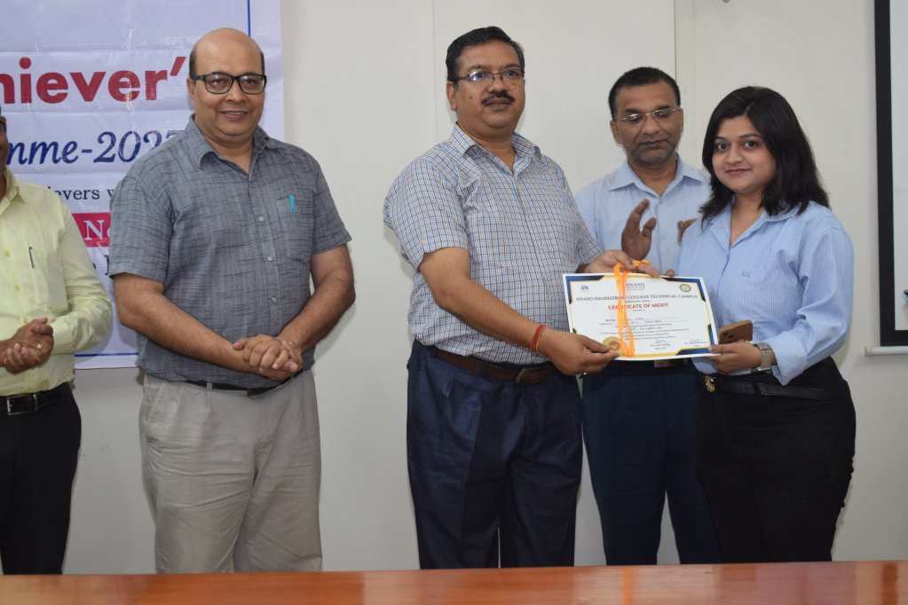 AnandCampus's tweet photo. Anand Engineering College, proudly organized the prestigious "Academic Achiever’s Felicitation Programme", to recognize and honor the outstanding academic achievements of its students. 

#Anandcampus #shardagroup #anandengineeringcollege #AcademicAchieve #SGI https://t.co/DhEkBJKXip