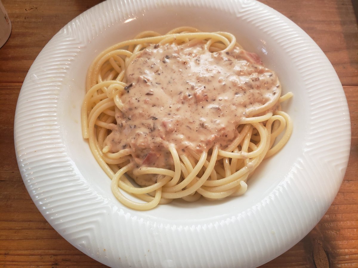 リュウジさんの本気パスタソースのクリームを食す。撮影者の腕のせいで写真写りが悪いけど味は本物。トリュフの香りが芳醇で濃厚なクリームの食感。太めパスタ推奨ということでブカティーニと合わせたけど確かに細いパスタじゃこの濃厚さに負けるな。美味しかった！