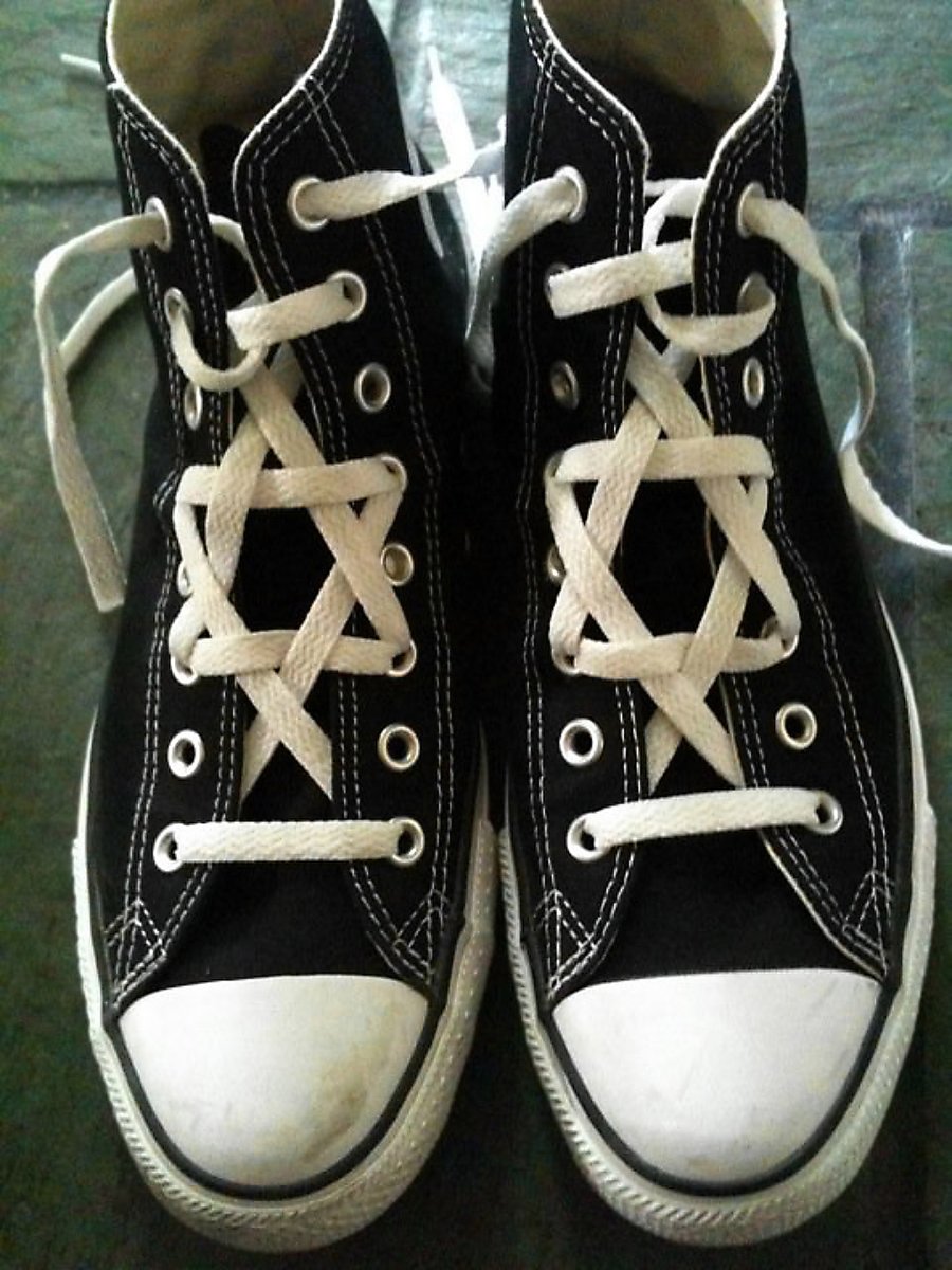 Today's shoe lacing photo was contributed by Ben R. in Jul-2010. Black Converse high-tops with white trim laced with white “Hexagram Lacing”.
fieggen.com/lp
#black #white #blackwhite #converse #hightops #hitops #conversehightops #hexagramlacing #hexagram