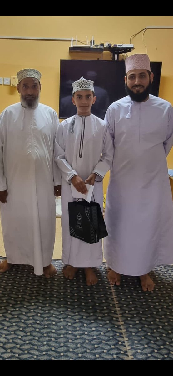 تزف المدرسة القرآنية الوقفية بولاية إزكي لأسرة الطالب إبراهيم بن سيف المحروقي من حلقة جامع المنير بشرى إتمام ولدهم حفظ القرآن كاملا، وتتشرف بتكريمه، وتتقدم بالثناء العاطر لأستاذة المخلص قابوس بن محمد العزري على جهوده العظيمة في تخريج الحفظة ومتابعتهم.