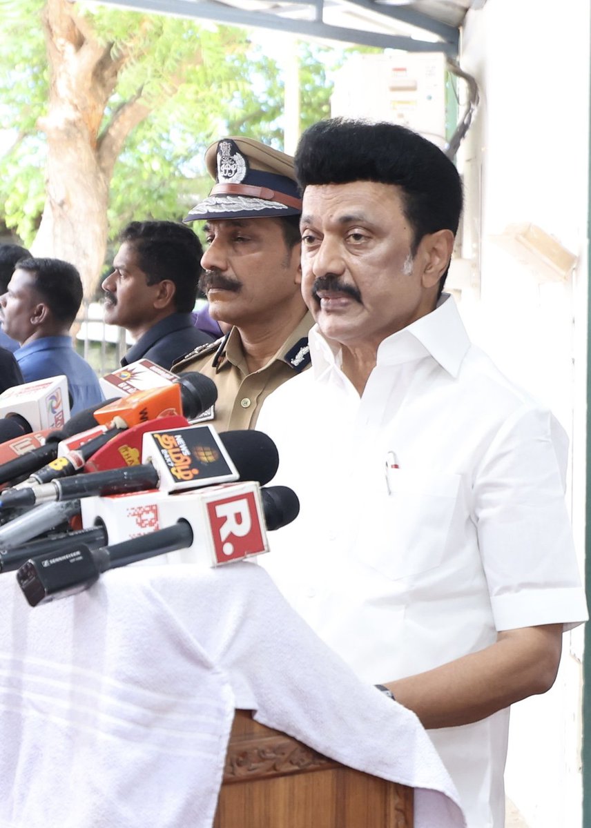 mkstalin's tweet photo. ஒடிசா மாநிலத்தில் நேற்று ஏற்பட்ட இரயில் விபத்தில் நூற்றுக்கணக்கான மனித உயிர்களை இழந்திருக்கிறோம். மிகப் பெரிய துயர நிகழ்வாக நாட்டையே இது சோகத்தில் ஆழ்த்தியுள்ளது. 

எனவே, தமிழ்நாடு அரசின் சார்பில் இன்று துக்க நாளாக அனுசரிக்கப்படும். இன்று நடைபெறுவதாக இருந்த நிகழ்ச்சிகள் வேறொரு நாளுக்கு ஒத்திவைக்கப்படுகின்றன. 

விபத்து குறித்த தகவல்களைப் பெற 1070, 94458 69843, 94458 69848 (வாட்சாப்) ஆகிய உதவி எண்கள் தமிழ்நாடு அரசால் அறிவிக்கப்பட்டிருக்கின்றன. 

மாண்புமிகு அமைச்சர்கள் திரு. @Udhaystalin, திரு. @sivasankar1ss மற்றும் உயர் அலுவலர்கள் உடனடியாக ஒடிசா சென்று, அங்குள்ள தமிழ்நாட்டைச் சேர்ந்தவர்களின் நிலையை அறிந்து, மீட்புப்பணிகளை ஒருங்கிணைத்து விரைவுபடுத்த உள்ளனர்.

விபத்தில் உயிரிழந்த தமிழ்நாட்டைச் சேர்ந்தவர்களின் குடும்பங்களுக்கு 5 இலட்சம் ரூபாயும், தீவிர காயமுற்றோருக்கு 1 இலட்சம் ரூபாயும் தமிழ்நாடு அரசின் சார்பில் வழங்கப்படும்.

#TrainAccident