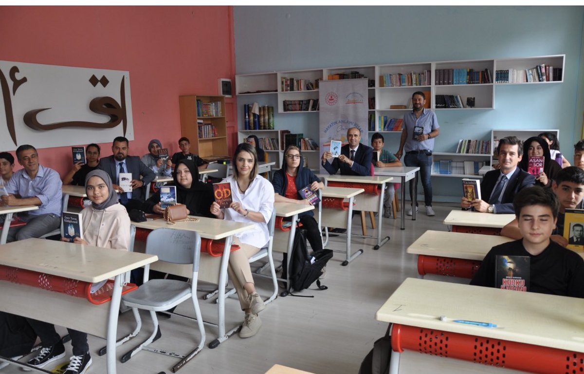 Çeşme Kaymakamlığınca yürütülen “Hayatın Anlamı Kitap”Projesikapsamında okuma etkinliği gerçekleştirildi.Kaymakamımız Mehmet MARAŞLI, Proje Kord. Arzu GÜLERYÜZ MARAŞLI,Şube Müdür V. Ali CAN,Okul yöneticilerinin de katıldığı etkinlik kitaplar hakkında sohbet ederek sonlandırıldı.