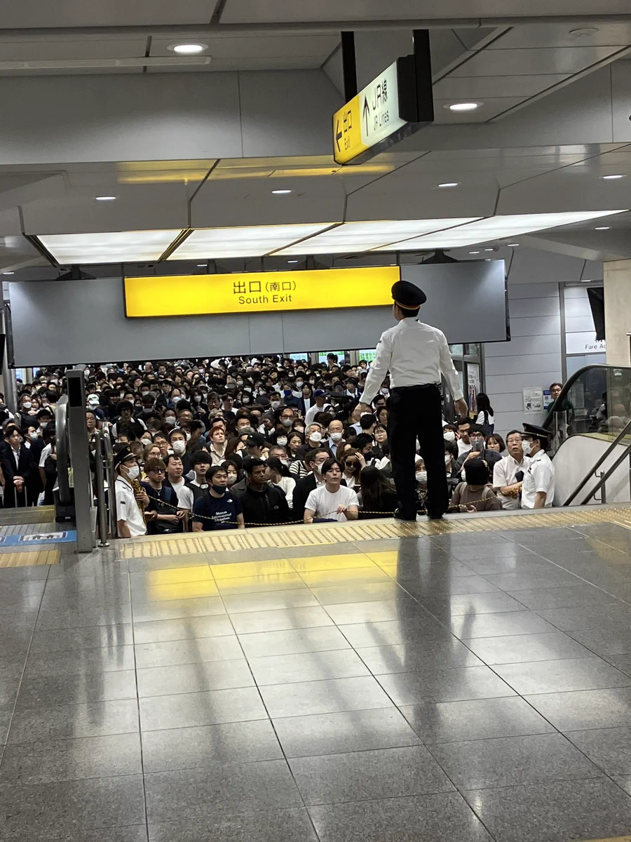 台風の影響凄まじい…名古屋駅改札前がまるでフェス状態！