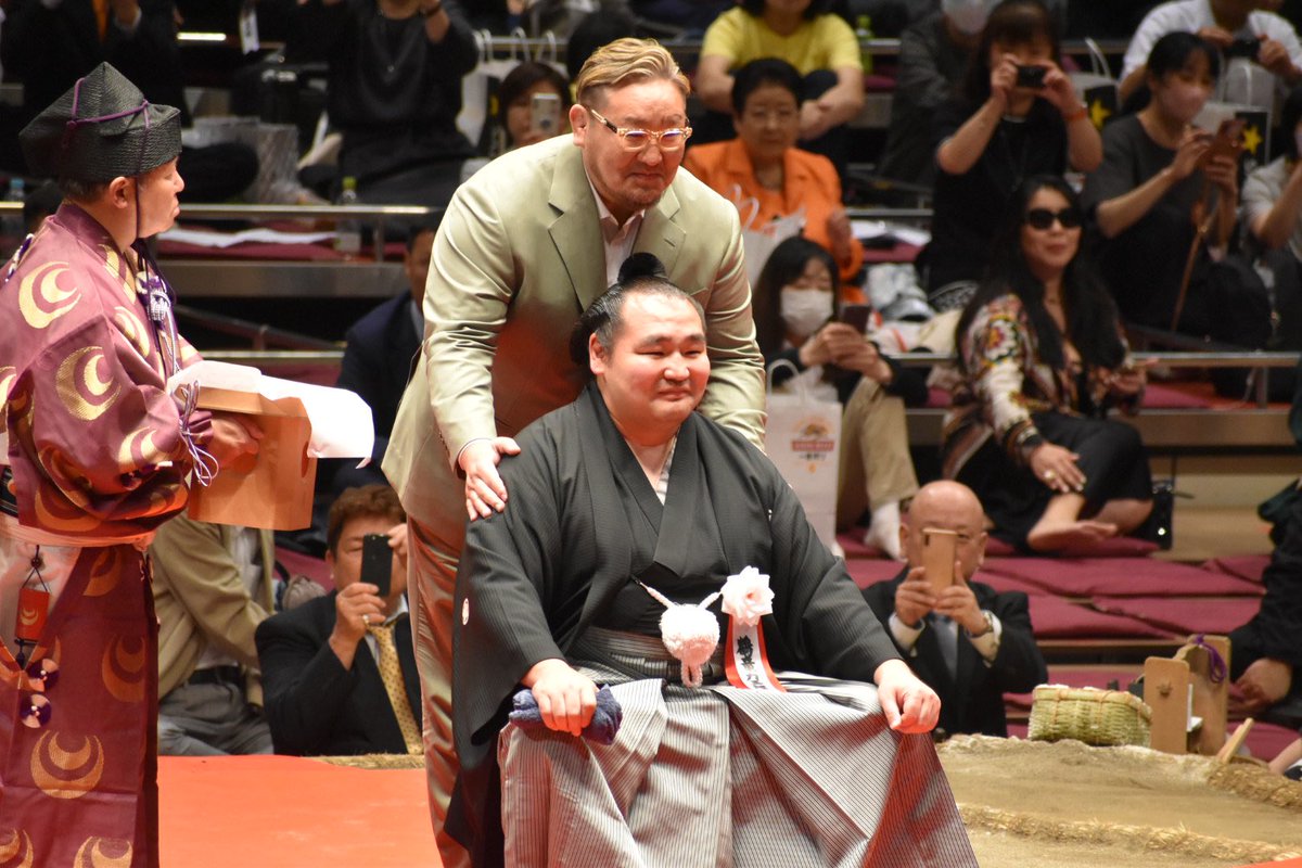 そして我らがヒーロー、#朝青龍 さん！！！！ @Asashoryu 髪型めっちゃカッコいい✨✨✨やば！！！！
#相撲 #大相撲 #鶴竜 #断髪式 #sumo
