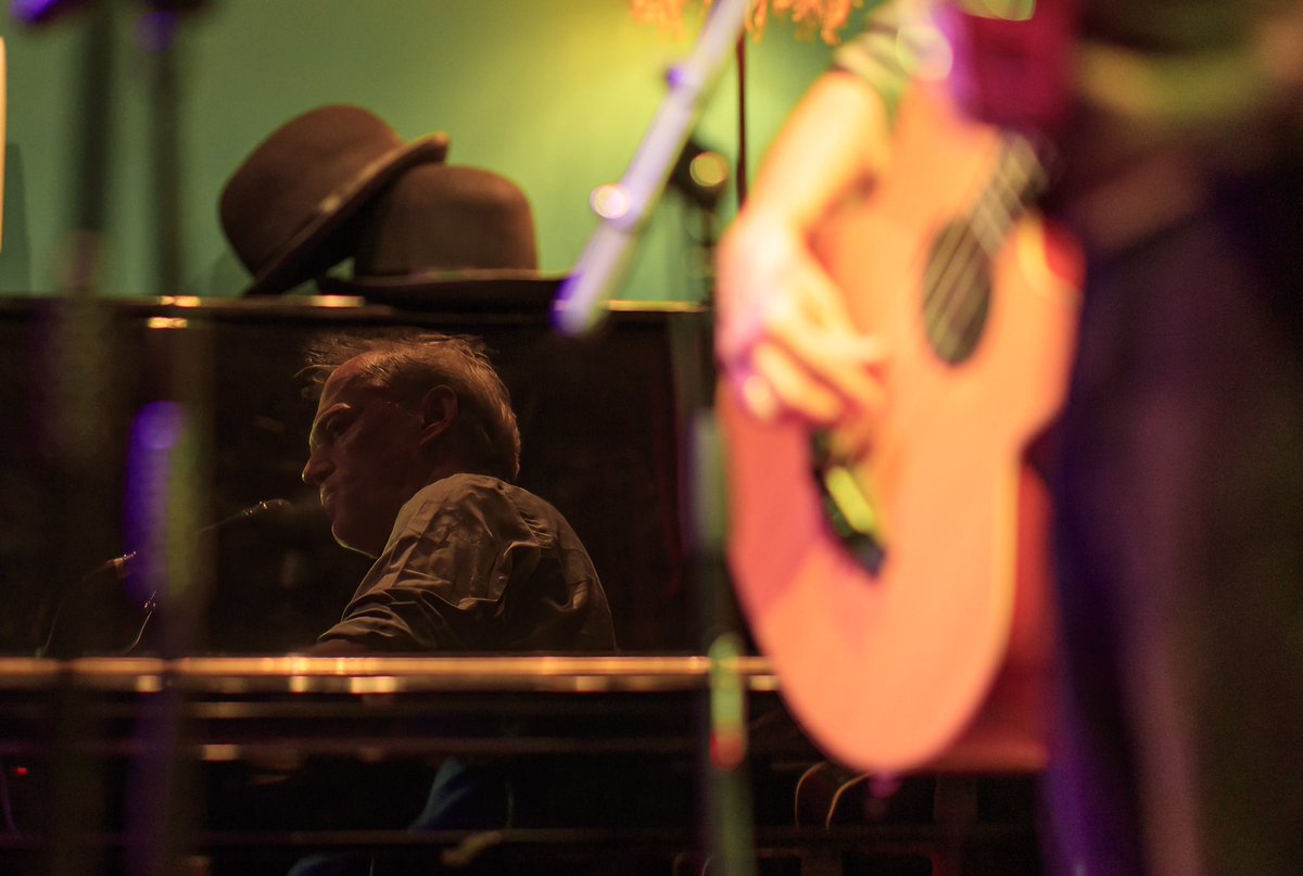 Y este es Román, al bajo y al piano…