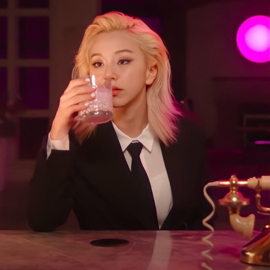 urfavmichaeng's tweet photo. just chaeyoung drinking something but as you swipe she became cooler 😎 https://t.co/NACAcdkzbK
