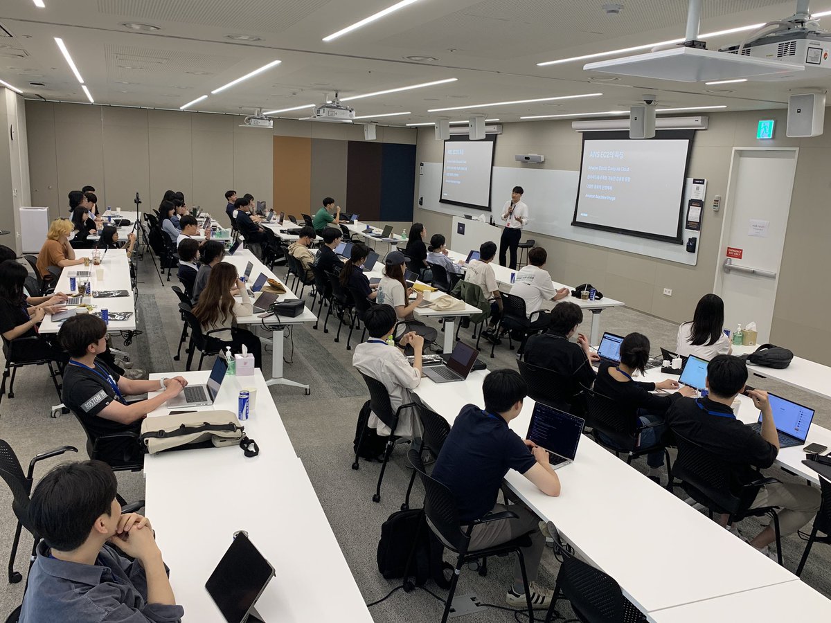 awskrug's tweet photo. #AUSG Conference https://t.co/wnX2cX7O8G
#AWS 클라우드를 사용하는 대학생 분들이 함께 모여 배운것을 공유하고 학습하는 행사입니다! 토요일 열공하시는 학생분들 화이팅! #AWSKRUG #SOPT #CloudClubs https://t.co/NoyVxs480f