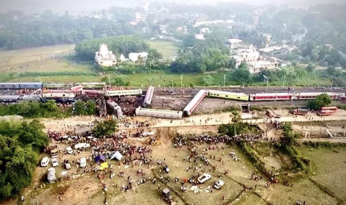 Deeply disturbed & saddened to hear about the Bahanaga Train Accident 💔 Prayers for bereaved families 🙏🏻🕉️ #OdishaTrainTragedy