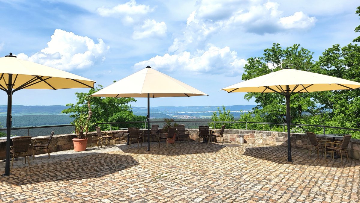 Unterm Sonnenschirm sitzt es sich echt idyllisch! Für das sonnige Wochenende ist es der perfekte Platz um die fantastische Aussicht ins Saaletal zu genießen! Kommt vorbei!⁠