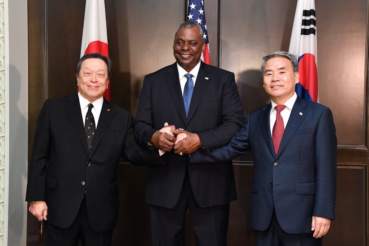 On June 3, #DMHamada held a 🇯🇵🇺🇸🇰🇷 meeting with @SecDef Austin and Minister Lee at #SLD23. They reaffirmed the importance of defense cooperation and pledged further progress toward operationalizing a mechanism initially in a few months for sharing real-time missile warning data.