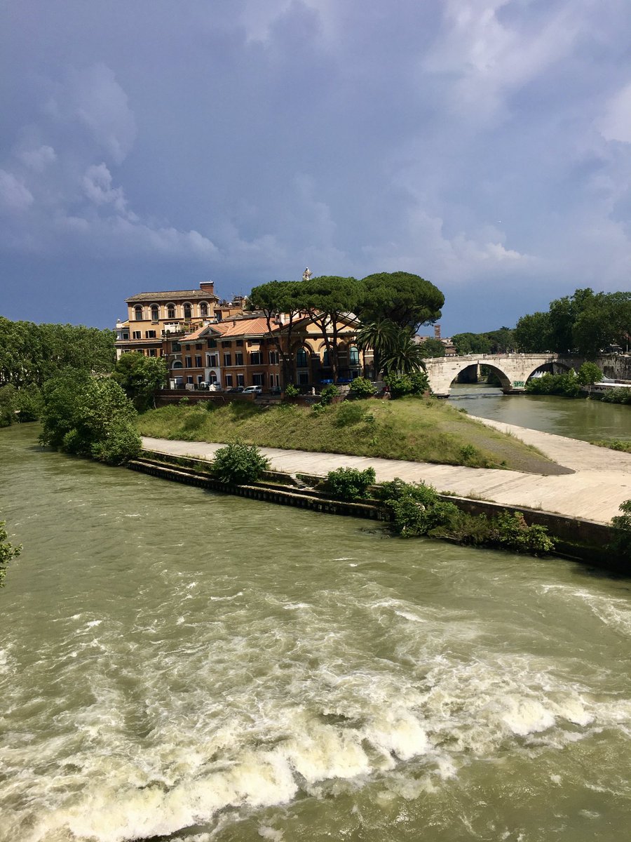 Isola Tiberina con cieli lunatici pomeridiani.
#Roma 🤍
#Rome