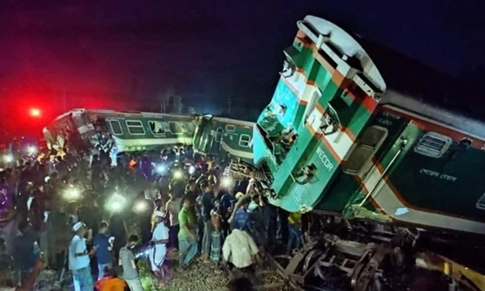 _MoviePlayer's tweet photo. TRAIN ACCIDENT IN ODISHA DIED 230 BUT GOD REST THE SOUL 😭😭😭 @AshwiniVaishnaw @TrainAccident @EasternRailway @RailMinIndia #TrainAccident #OdishaTrainMishap https://t.co/Ph6qbNOvq3
