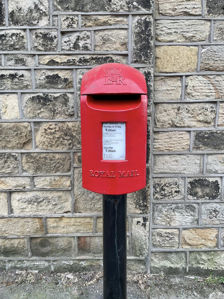 “Take me to your Leader!”.  I do like the streamlined modern look of these Type N lamp boxes. Designed by Sir Kenneth Grange, who also famously also designed the High Speed Train. This example is in Baildon, West Yorkshire #postboxsaturday