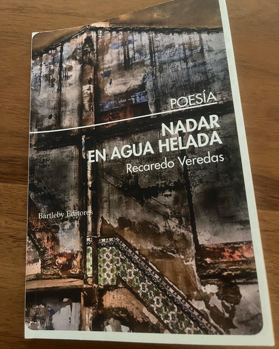 r_veredas's tweet image. Nadar en agua helada salió hace 12 años. Sigue fresco como una manzana. Como una manzana negra y brillante. Podéis comprarlo en la caseta 311 de la Feria. #bartleby @BartlebyEditor