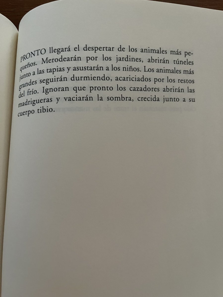 r_veredas's tweet image. Nadar en agua helada salió hace 12 años. Sigue fresco como una manzana. Como una manzana negra y brillante. Podéis comprarlo en la caseta 311 de la Feria. #bartleby @BartlebyEditor