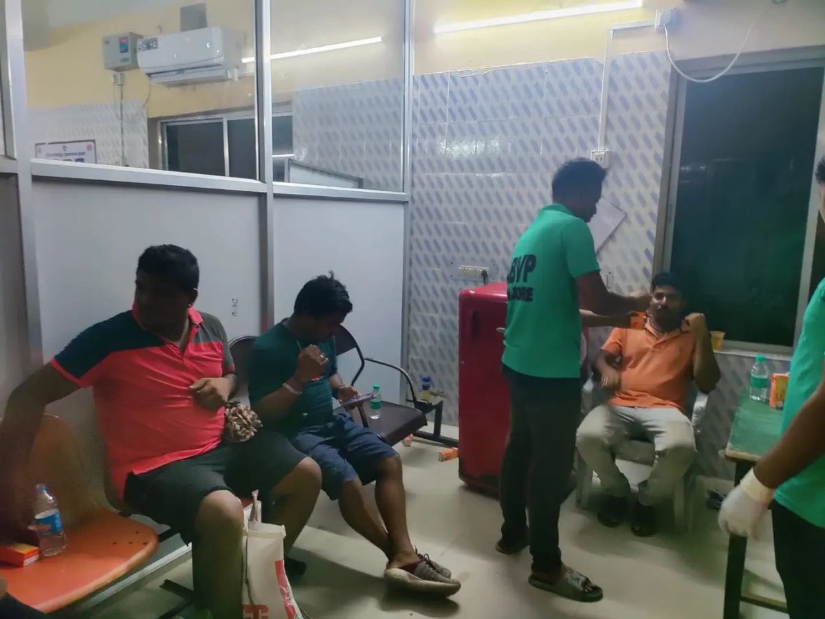 The RSS and ABVP volunteers stepped into the relief and rescue operation at the Balasore Train accident site. Volunteers are also donating blood for those in need. 

We express our deepest condolences to the families of the deceased and pray for the speedy recovery of the