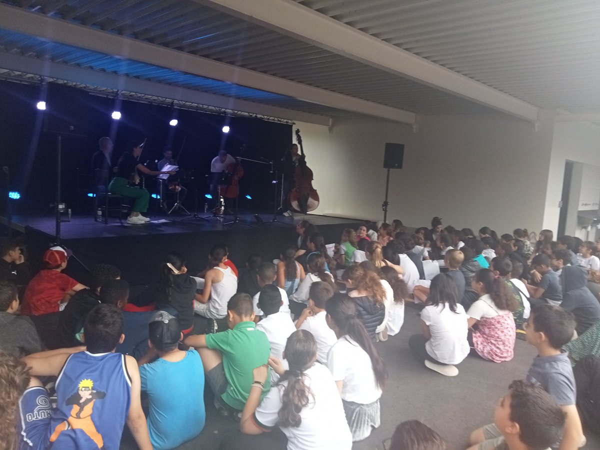 FAURIEHERBERT's tweet photo. Que d'émotions ! Accompagnés  de l'orchestre de chambre de Toulouse, des élèves de 5ème et 6ème du collège @clg_StSimon et des écoliers de Tibaous s'initient aux principes de la composition et à l'écriture... 🙏 aux enseignants engagés et à nos partenaires. #DSDEN31 #EAC https://t.co/GgMTBdj1Ti