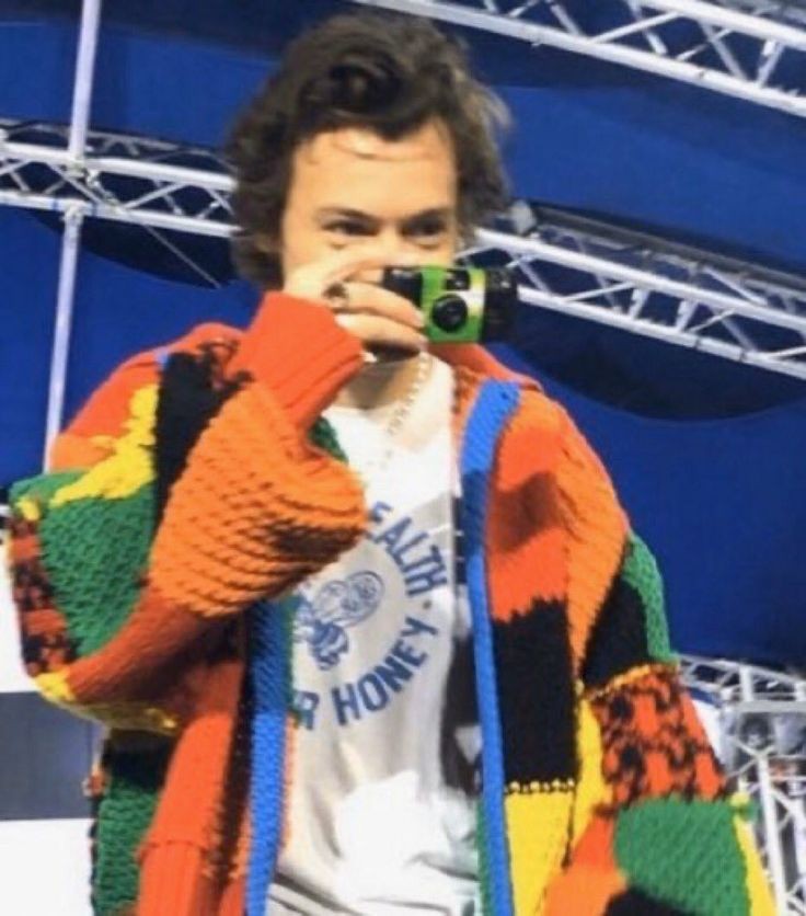 Camilitt4's tweet photo. Au Larry || El techo 

En donde Harry siente a alguien arriba de su techo y le avisa a su vecino. 
O
Donde Louis se olvidó las llaves de su casa pero siempre deja la puerta del patio abierta. https://t.co/rHWRCInZ9m