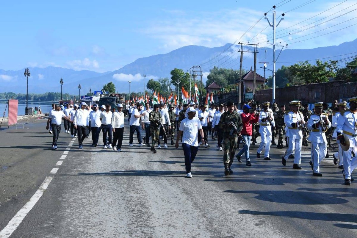 #BSFInKashmir organised a walkathon at Dal Lake with an objective of spreading the msg of solidarity and peace in #Kashmir.🙏👏
#PeacefulKashmir #tejran 
#ZaraHatkeZaraBachke