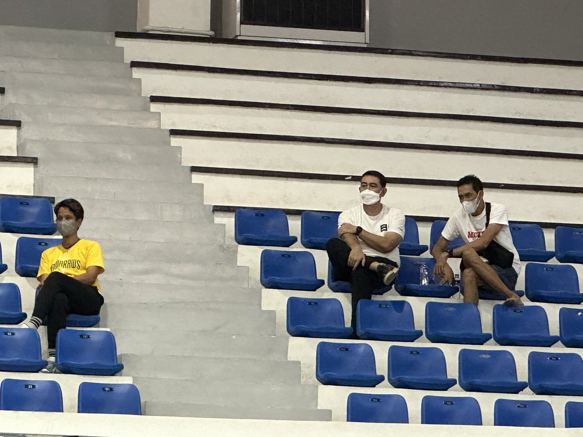 Also here to enjoy an afternoon of good volleyball matches are Coach Tina Salak of FEU, and Coach Ramil De Jesus and Noel Orcullo of DLSU.

Link: youtube.com/live/k1hESw9gq…

#ShakeysSuperLeague #ShakeysGVIL 
@cnnphilippines <a href="/solarsports/">Solar Sports</a> <a href="/MyPlusNetwork/">Plus Media</a>