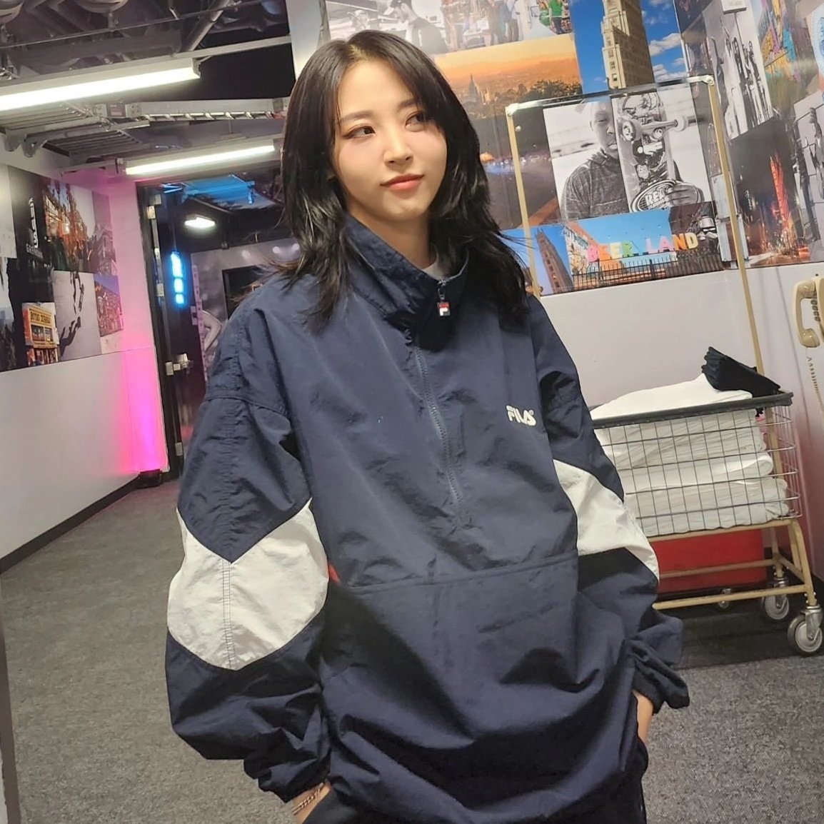 itsmoonbyule's tweet photo. there's something extra girlfriend about mid-length hair moonbyul https://t.co/M4S9etB0Pl
