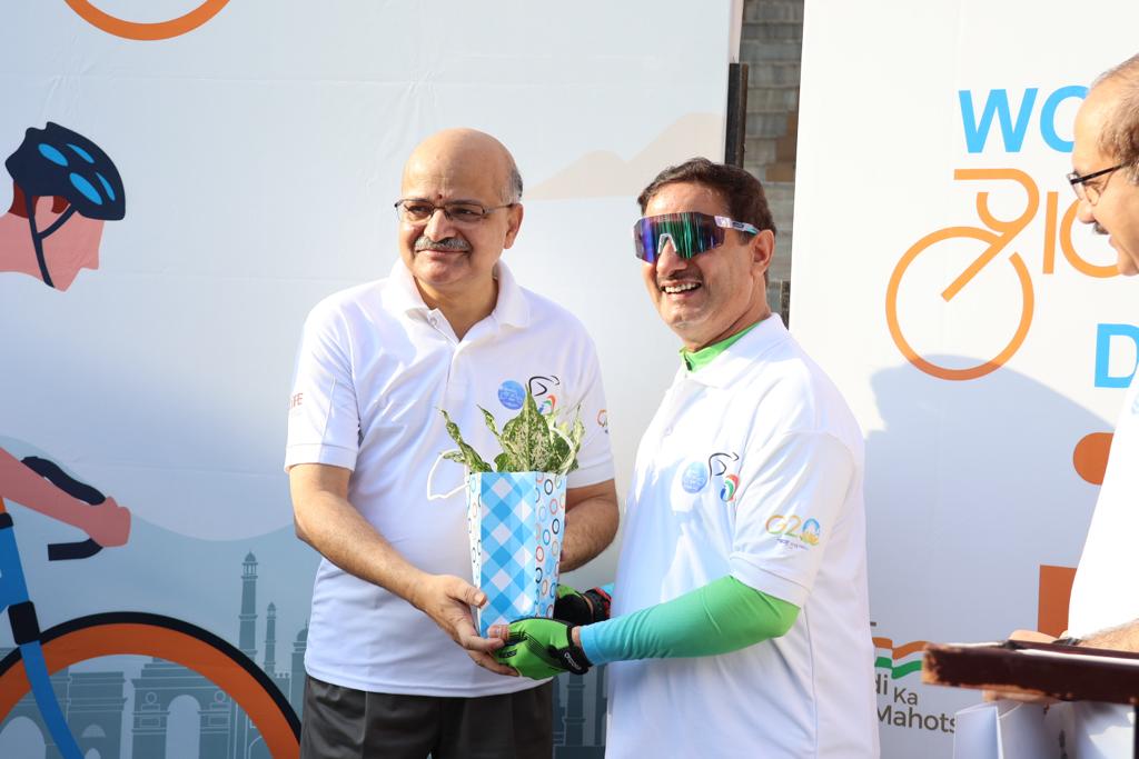 _DigitalIndia's tweet photo. What a beautiful, healthy start to the morning! 🌅 😊

@GoI_MeitY today celebrated #WorldBicycleDay by organizing a Cycle Marathon🚴‍♂️. Flagged off by CEO @NITIAayog Shri BVR Subrahmanyam, the occasion was graced by Secretary MeitY Shri @alkesh12sharma and other senior officials. https://t.co/3DqSrQmwuu