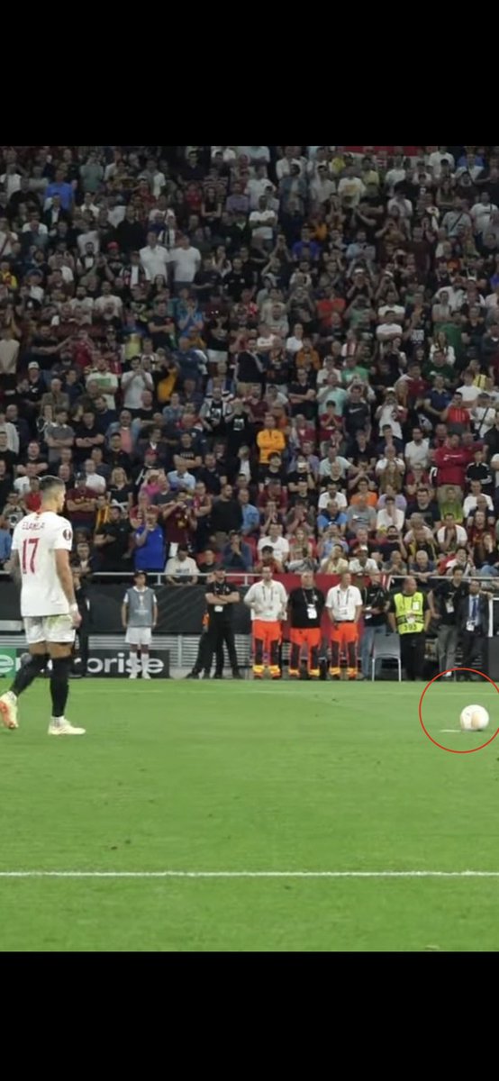 JussiHelminen's tweet photo. @LupoASRoma I suppose there wasn’t anything irregular in this penalty either https://t.co/IV3YUNbAjK