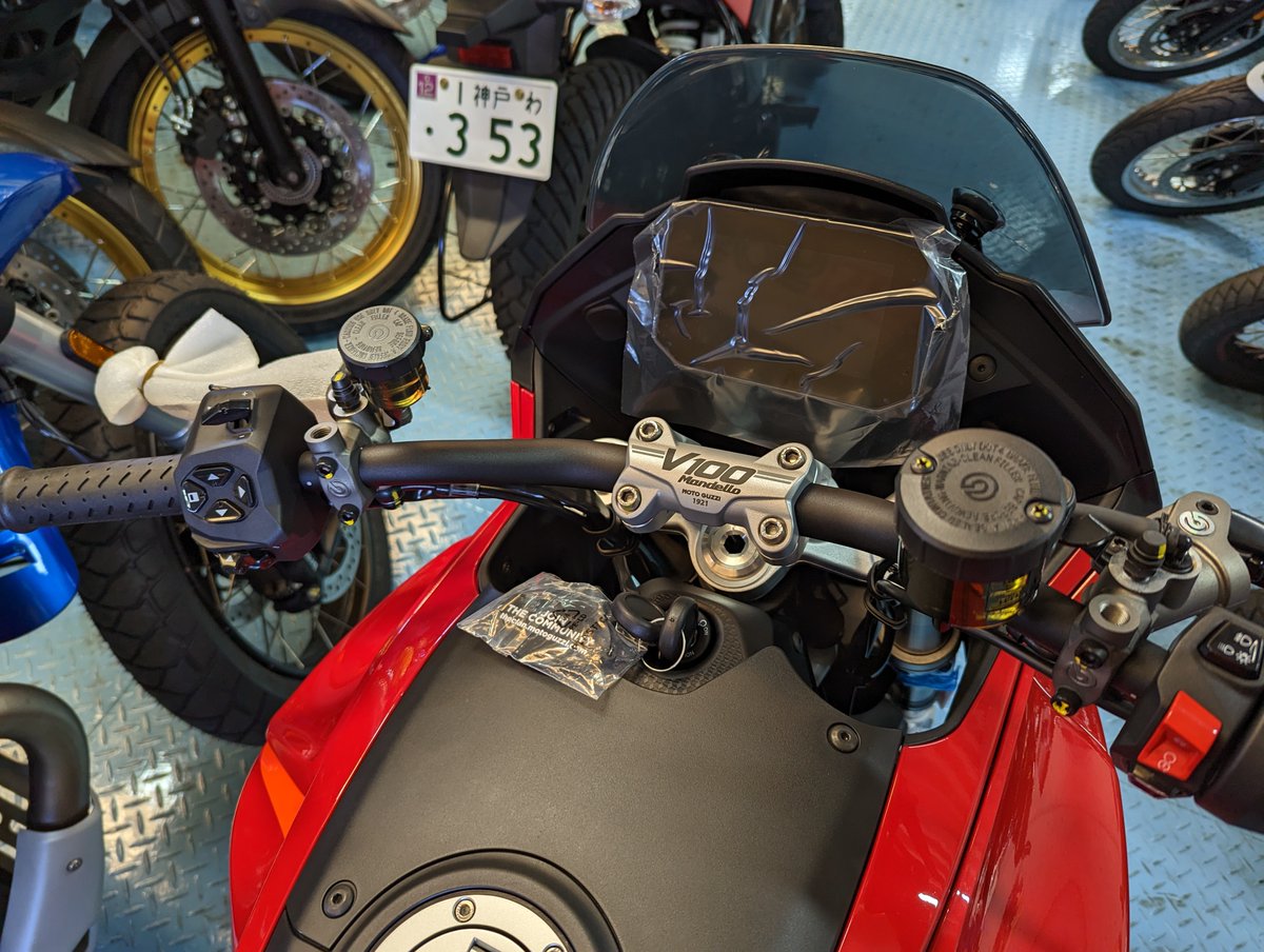 mfd_kobe's tweet photo. TANAKAです❗️
モトグッツィの新型スポーツツアラー V100マンデッロが入荷しました😎
本日も19時まで営業しておりますのでお気軽にお問合せ下さいませ🙇
⏬V100 Mandello /モトグッチ 新車⏬
https://t.co/VMLA5vfZIw
#神戸 #神戸市西区 #バイク屋 #バイク #V100 #Mandello #モトグッツィ #新型 https://t.co/raVKza5KMl