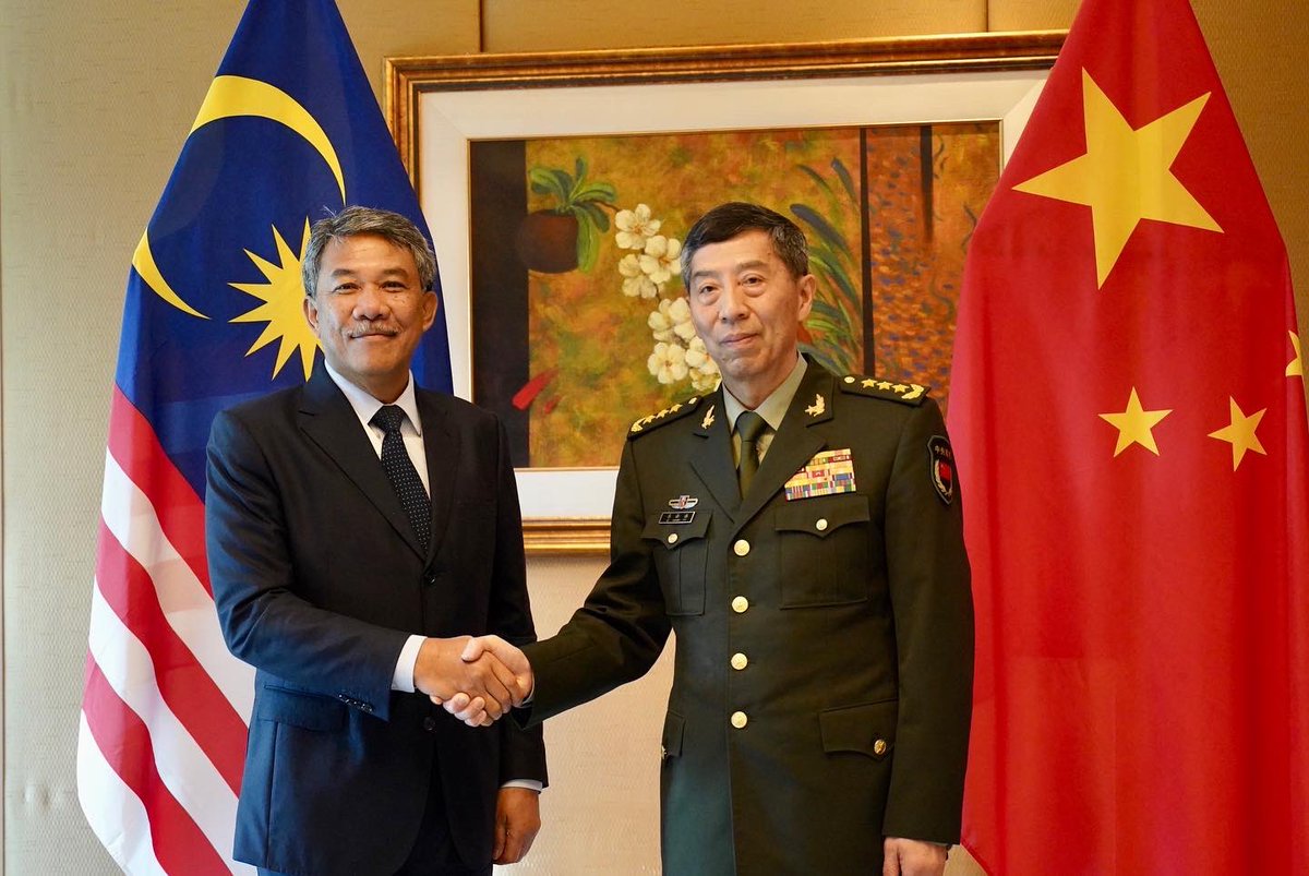 tokmatn9's tweet image. Mesyuarat dua hala Malaysia-China yang di wakili oleh H.E. Li Shangfu, Menteri Pertahanan China 

🇲🇾🇨🇳
#SLD23
#Singapore 
#DiplomasiPertahanan