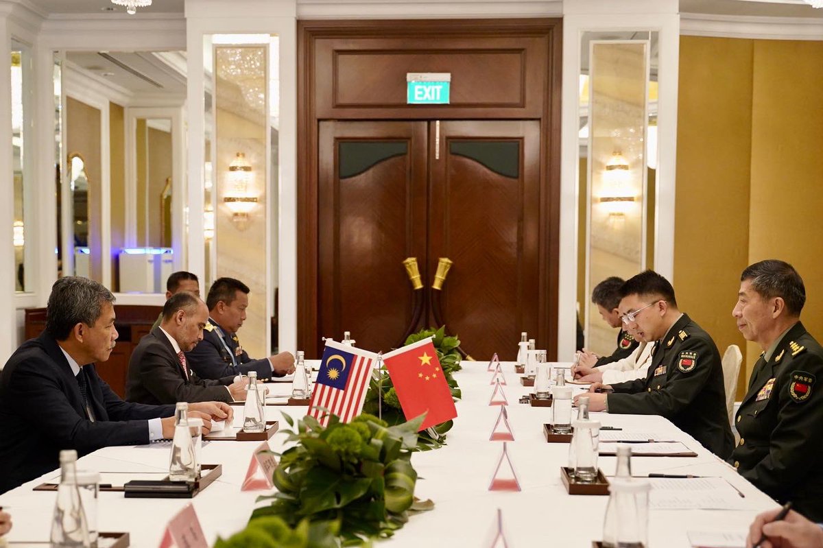 tokmatn9's tweet image. Mesyuarat dua hala Malaysia-China yang di wakili oleh H.E. Li Shangfu, Menteri Pertahanan China 

🇲🇾🇨🇳
#SLD23
#Singapore 
#DiplomasiPertahanan