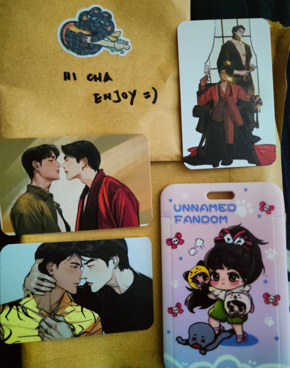 Theunnamed_S's tweet photo. Look at what came in the mail today!!! I have been waiting patiently for my sMILE's shirt &amp; finally it's here 😭

&amp; thank you @whereismydimsum, the cardholder+pcs are so cute Istg, love you!! 💚💛

#SRICHANDSUMMERxMileApo
#มายอาโป : #MileApo https://t.co/SAfjdMuyTY
