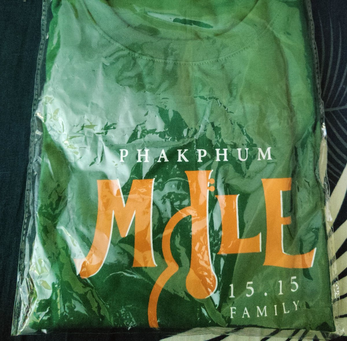 Theunnamed_S's tweet photo. Look at what came in the mail today!!! I have been waiting patiently for my sMILE's shirt &amp; finally it's here 😭

&amp; thank you @whereismydimsum, the cardholder+pcs are so cute Istg, love you!! 💚💛

#SRICHANDSUMMERxMileApo
#มายอาโป : #MileApo https://t.co/SAfjdMuyTY