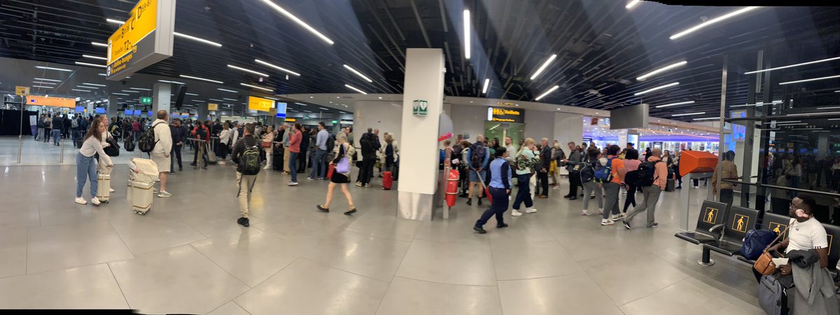 GSBellew's tweet image. To those who think there are no downsides to #brexit behold the EU passport que in Amsterdam on the left, the one you can no longer use, vs the rest of the world one on the right, it goes on &amp;amp; on down the corridor, enjoy 🇪🇺