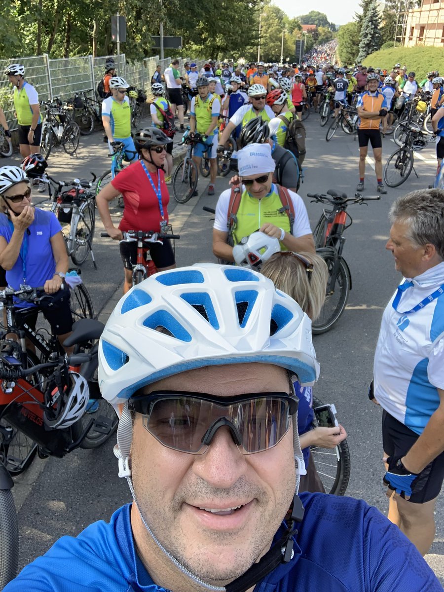 Markus_Soeder's tweet photo. Heute ist Tag des Fahrrads. Fahre selbst sehr gerne Rad – besonders rund um Nürnberg und in der Oberpfalz. Das hält fit, entspannt und gibt Zeit zum Nachdenken 😀 Bayern baut seine #Radwege massiv aus. Bis 2030 sollen 1500 Kilometer neue Radwege entstehen. Außerdem führen wir ein 1-Euro-Fahrradticket im ÖPNV zusätzlich zum 49-Euro-Ticket ein. #Fahrrad