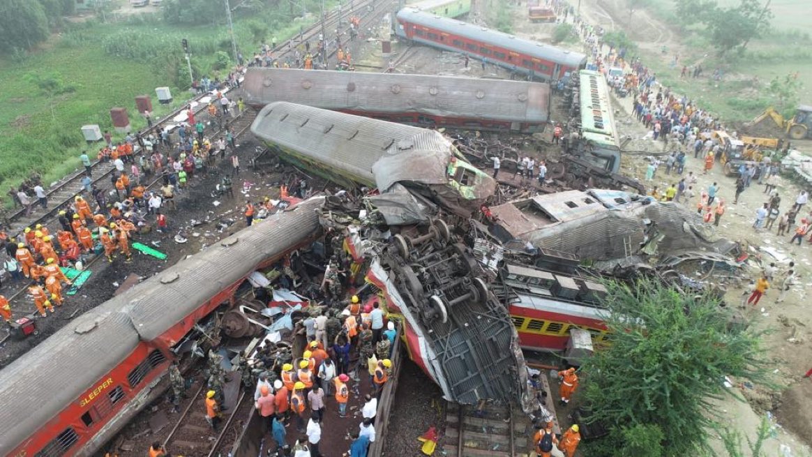 Deeply saddened by the tragic train accident in Balasore. My heart goes out to the all the victims and also to the families of the victims. May their souls rest in peace & may strength & healing find their way to all those affected 💔
Prayers from Pakistan 🇵🇰
#TrainAccident