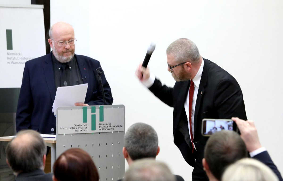 Ein radikaler Nationalist und Antisemit namens Braun stört im Warschauer Deutschen Historischen Institut einen Vortrag mit dem Titel „Das (wachsende) polnische Problem mit der Geschichte des Holocaust. 

Ein Politiker redet dazwischen
zeitung.faz.net/faz/feuilleton…