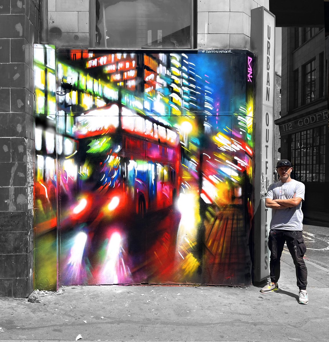DanKitchener's tweet photo. ‘Brick Lane Bus’ - super happy with my speed painting yesterday in lovely sunny East London! I needed a break from studio work and wanted to get dirty and paint covered in my favourite painting spot - freehand spray paint powered by @loopcolors #loop #loopcolors #streetartlondon https://t.co/l9xQam5xLO