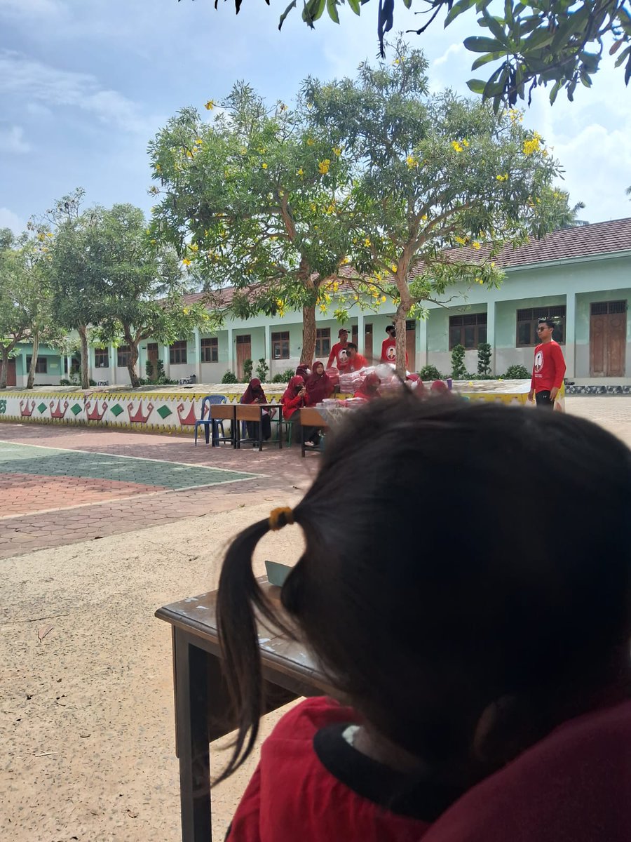 PartaiSocmed's tweet photo. Tolooong, urusan dukung mendukung copras-capres jangan melibatkan sekolah dan anak2 SD!!
Sudah gitu guru2nya dipaksa jadi panitia tanpa diberi makan dan minum sama sekali pula!
Cc @bawaslu_RI https://t.co/0pl3jl9ZQf