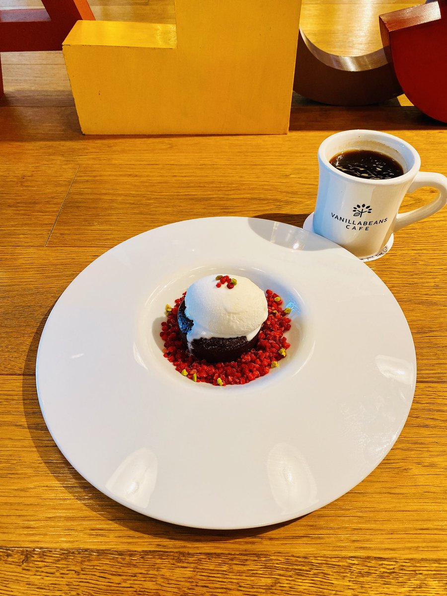 chisaki_country's tweet photo. 本日のおやつ🍰
バニラビーンズ フォンダンショコラ🍫
ん〜〜ん、これは美味しい✨
#VANILLACAFE
#vanillabeans https://t.co/vcSAXmKgMA