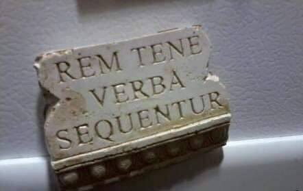 Romalı devlet adamı, hukukçu ve  hatip Marcus Porcius Cato (MÖ 234-MÖ 149) şöyle der:
'Rem tene verba sequentur'
-Konuyu anla, kelimeler peşinden gelir/