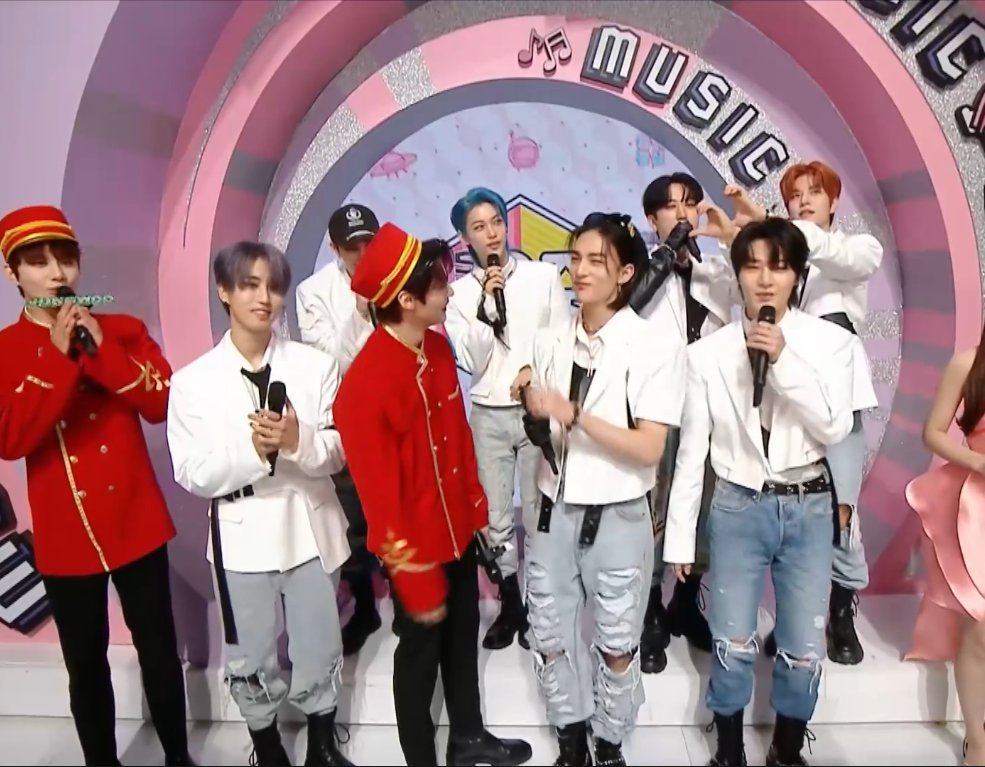mc lee know interviewing stray kids !! <8