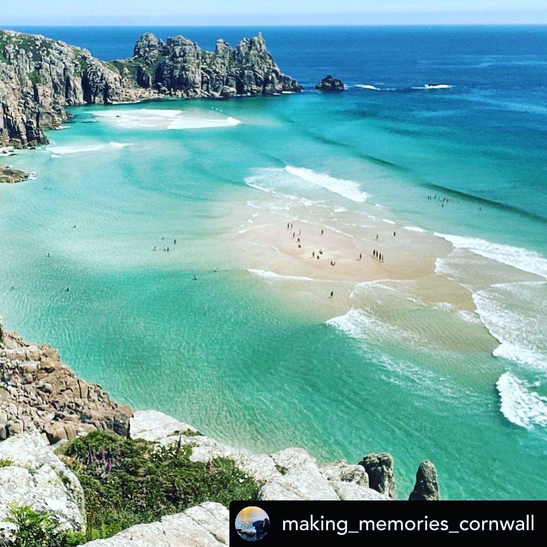 This is Pedn Vounder in West Cornwall. It was used as a #Poldark film location in Series 1 & 2. It’s a real Cornish gem and we’ll worth visiting. For a detailed description of this beach visit freemapsofcornwall.co.uk/our-directory/… Thanks to @making_memories_cornwall for the great photo.