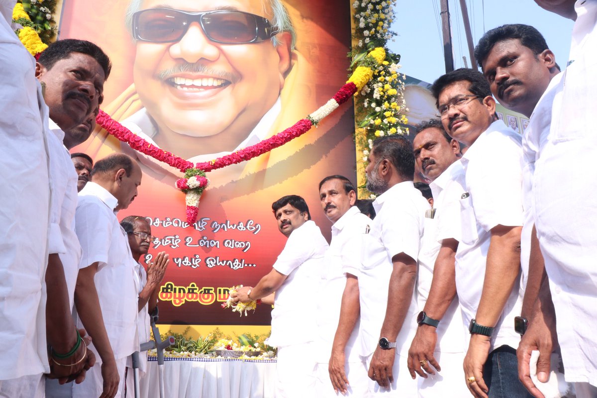 krnrajeshkumar's tweet photo. நாமக்கல்லில் தமிழின தலைவர், சமூகநீதி காவலர், முத்தமிழறிஞர் தலைவர் டாக்டர் கலைஞர் அவர்களின் நூற்றாண்டு விழா தொடக்க நாளில் அவரது திருவுருவப் படத்திற்கு மலர்தூவி புகழ் வணக்கம் செலுத்தினோம் !
#கலைஞர்100
#Kalaignar100 https://t.co/a8emHD7K5V