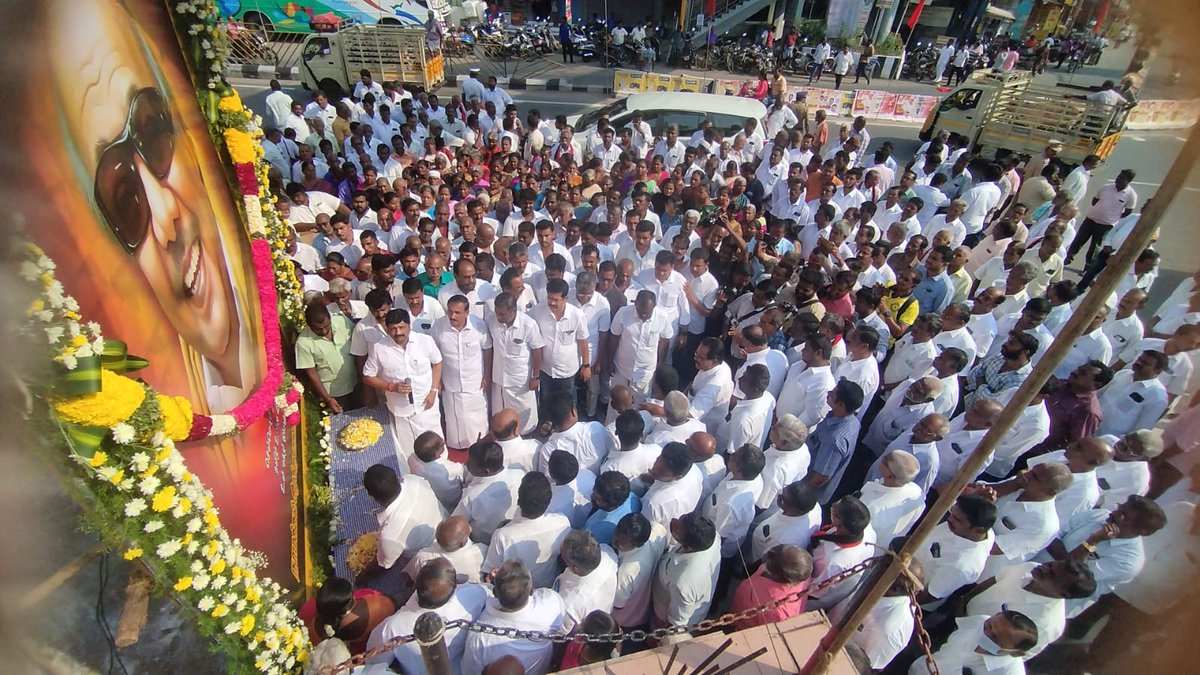 krnrajeshkumar's tweet photo. நாமக்கல்லில் தமிழின தலைவர், சமூகநீதி காவலர், முத்தமிழறிஞர் தலைவர் டாக்டர் கலைஞர் அவர்களின் நூற்றாண்டு விழா தொடக்க நாளில் அவரது திருவுருவப் படத்திற்கு மலர்தூவி புகழ் வணக்கம் செலுத்தினோம் !
#கலைஞர்100
#Kalaignar100 https://t.co/a8emHD7K5V