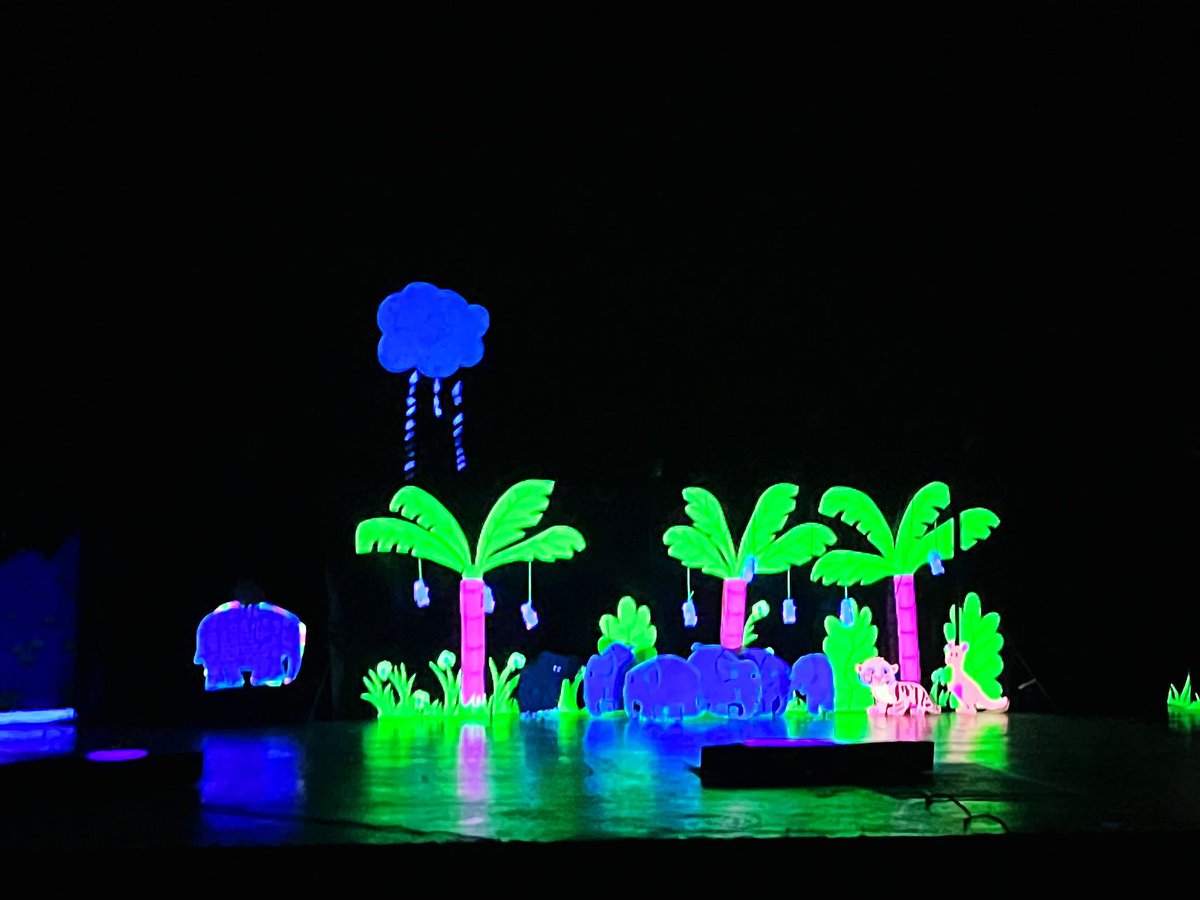 EscolaFlix's tweet photo. Ahir alumnat voluntari de sisè va representar l’obra de teatre amb llum negra Petites històries de l’Elmer sota la direcció de @Pinyeres 
Gràcies @SocialUnio per cedir-nos el cinema i deixar-nos gaudir d’aquests moments amb tota l’escola 🫶🏼
#teatreUV #sisè #educació360 https://t.co/CrelI4KdGy