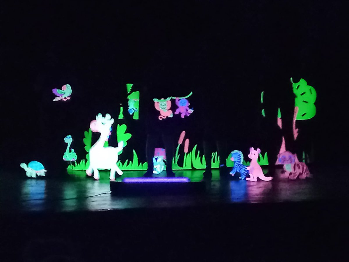 EscolaFlix's tweet photo. Ahir alumnat voluntari de sisè va representar l’obra de teatre amb llum negra Petites històries de l’Elmer sota la direcció de @Pinyeres 
Gràcies @SocialUnio per cedir-nos el cinema i deixar-nos gaudir d’aquests moments amb tota l’escola 🫶🏼
#teatreUV #sisè #educació360 https://t.co/CrelI4KdGy